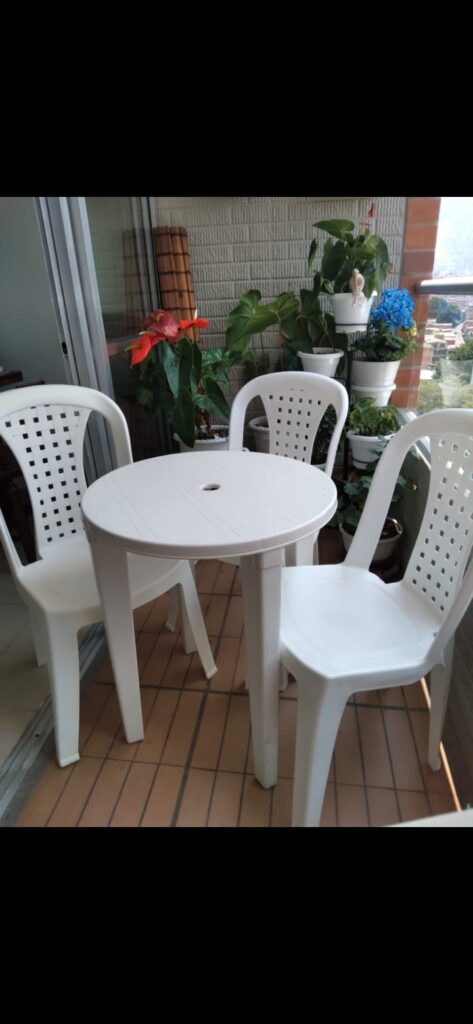 Juego de sillas y mesa