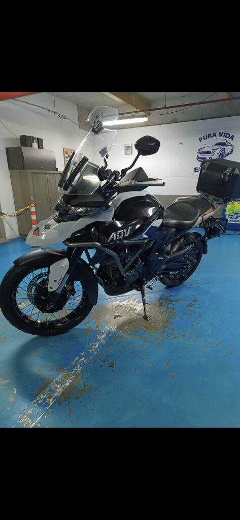 Moto zontes t2 con las 3 maletas