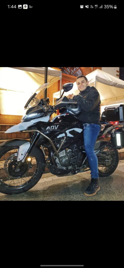 Moto zontes t2 con las 3 maletas