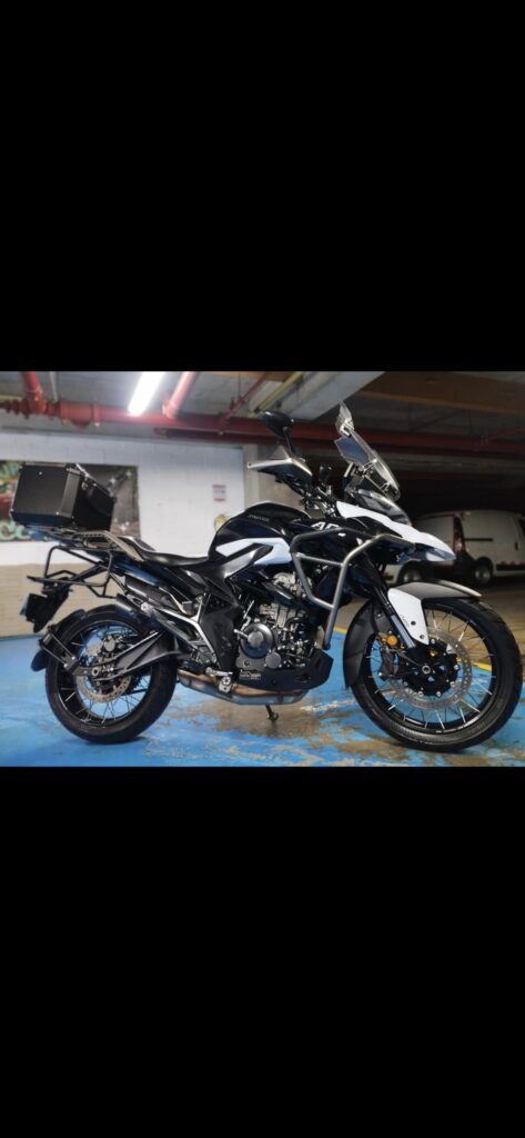 Moto zontes t2 con las 3 maletas