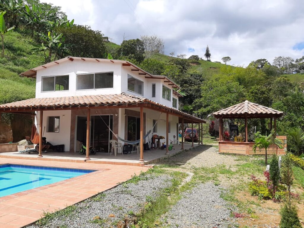 Se alquila finca en Barbosa